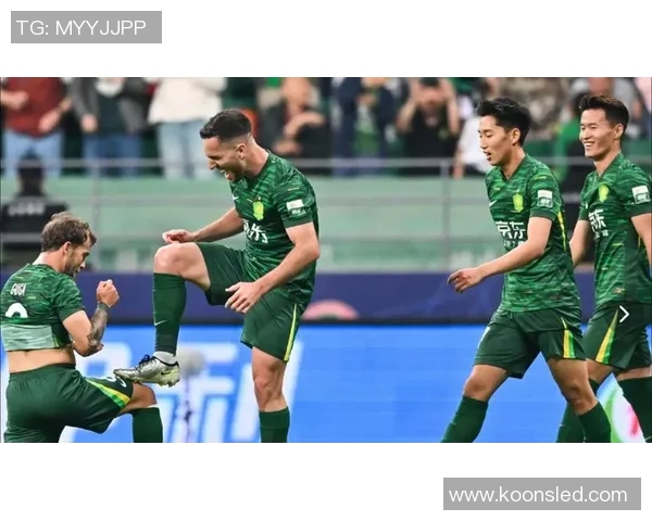 强力头球展现风采足球明星们的空中对决与精彩瞬间